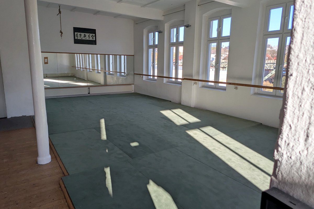 Trainingsfläche mit Fenstern und Spiegeln im Dojo