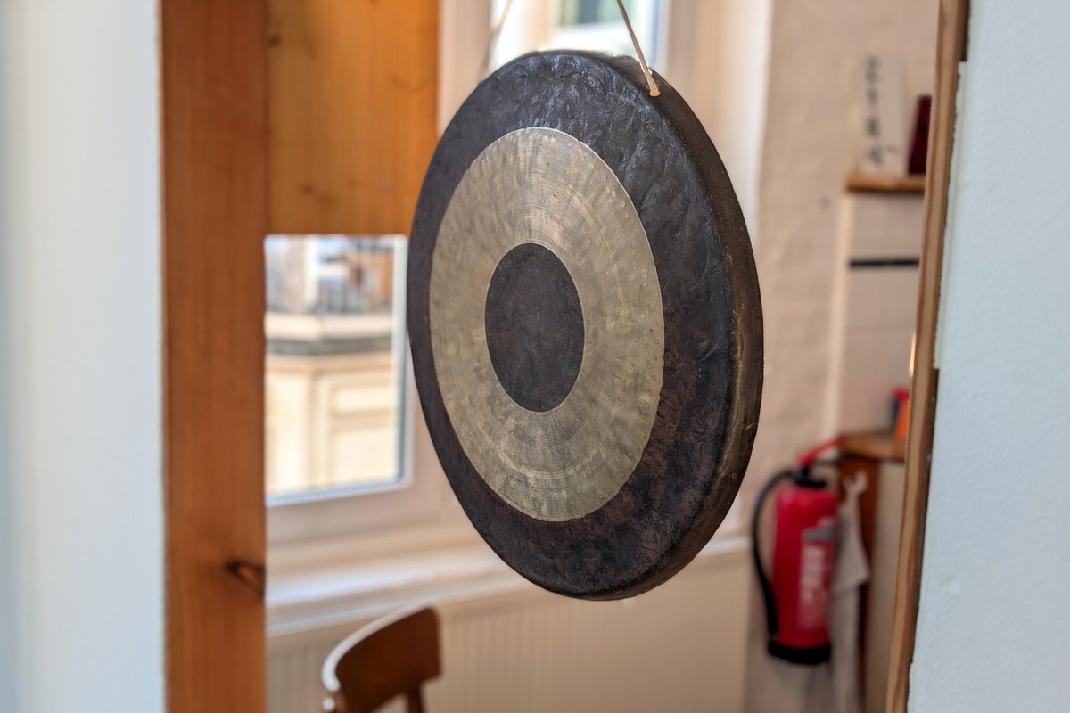 Sonnenlicht auf der Mattenfläche im Dojo